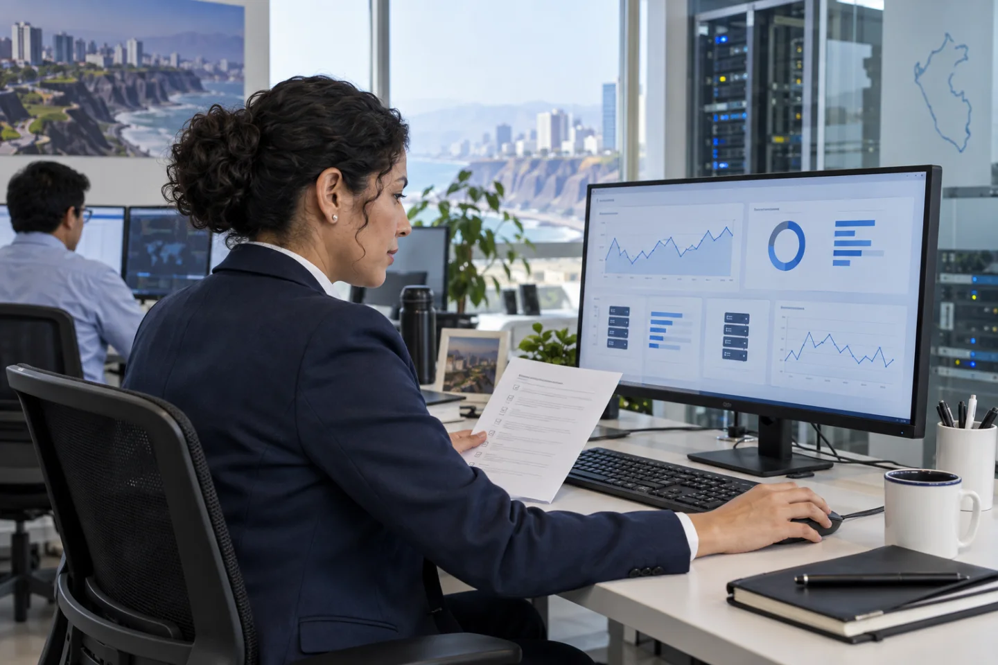 Escena generada de una ingeniera peruana supervisando métricas y procedimientos de operación cloud.