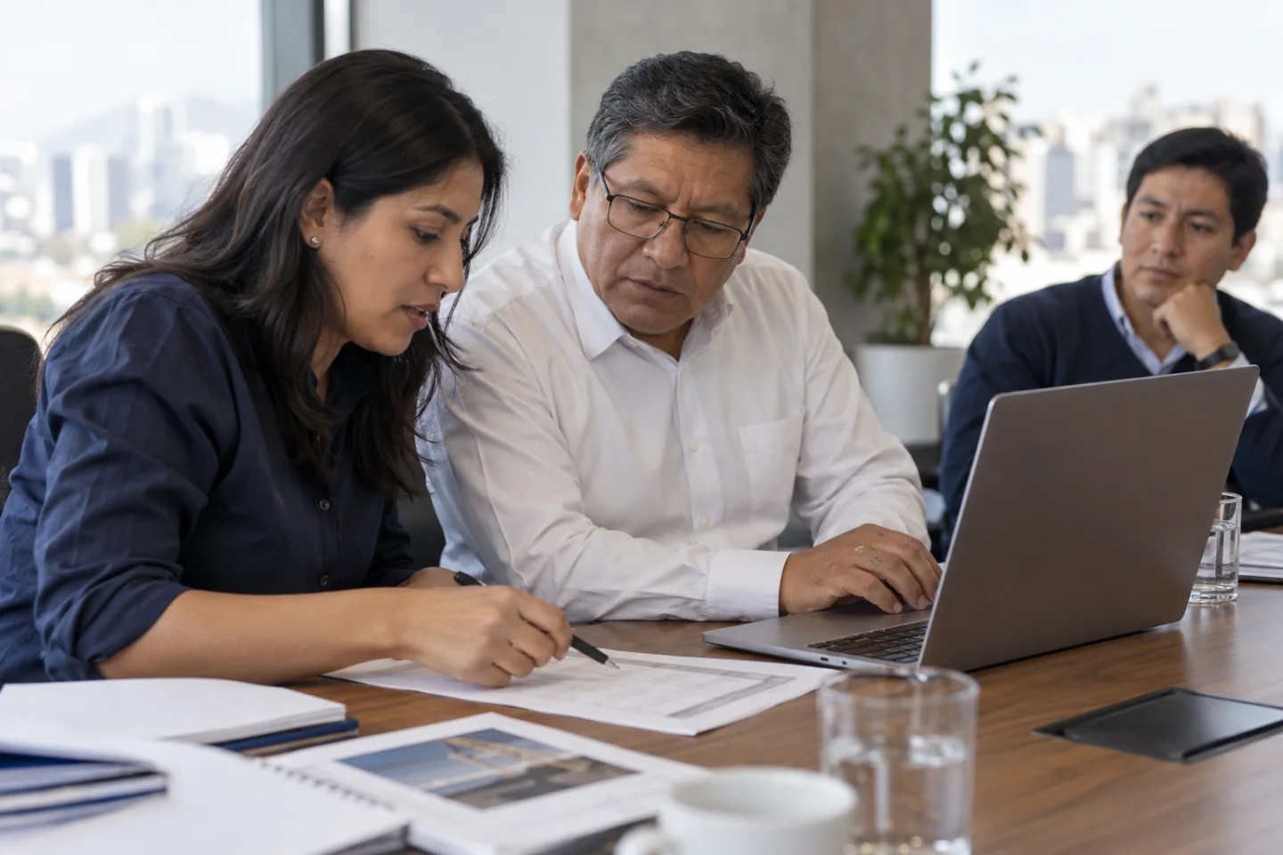 Escena generada de un equipo peruano validando un piloto de inteligencia artificial con ejemplos y una lista de revisión.