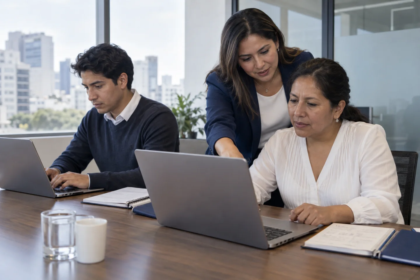 Escena generada de una capacitación empresarial para incorporar asistentes de IA al trabajo de un equipo peruano.