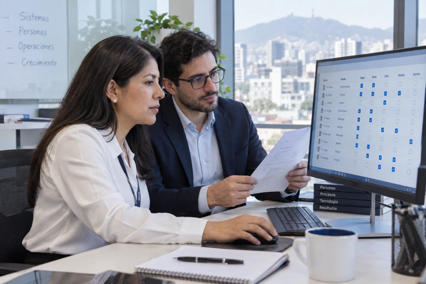 Escena generada de especialistas peruanos revisando roles, permisos y accesos de una empresa.